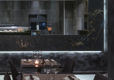 Arredi in metallo su misura per ristorante a Milano, realizzati da Siggia