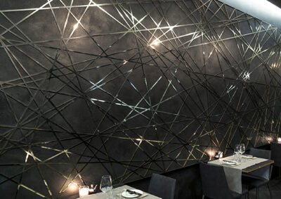 Arredi in metallo su misura per ristorante a Milano, realizzati da Siggia