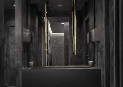 Arredi in metallo su misura per ristorante a Milano, realizzati da Siggia