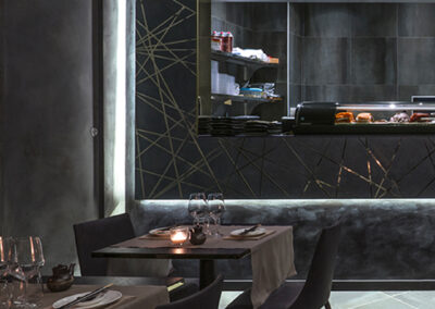 Arredi in metallo su misura per ristorante a Milano, realizzati da Siggia